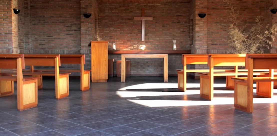 Interior de la capilla ecuménica